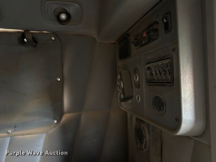 image for item FB6804 2013 Peterbilt 386 semi truck