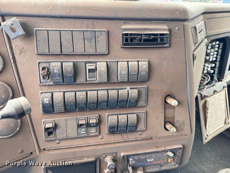 image for item FB6807 1997 Western Star 4964EX truck cab and chassis