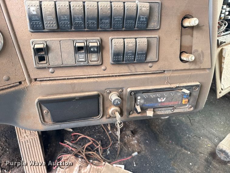 image for item FB6807 1997 Western Star 4964EX truck cab and chassis