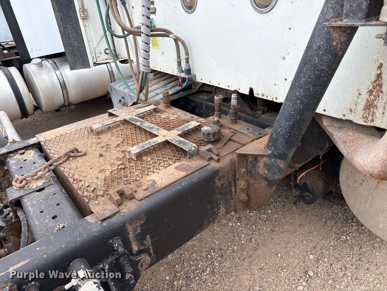 image for item FB6817 2005 International 9400i semi truck