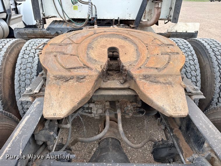image for item FB6817 2005 International 9400i semi truck