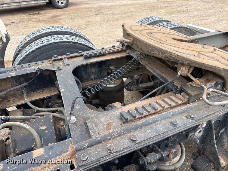 image for item FB6817 2005 International 9400i semi truck