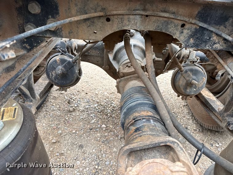 image for item FB6817 2005 International 9400i semi truck
