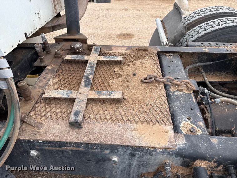 image for item FB6817 2005 International 9400i semi truck