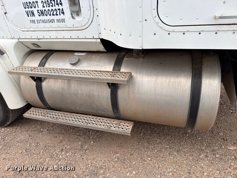 image for item FB6817 2005 International 9400i semi truck
