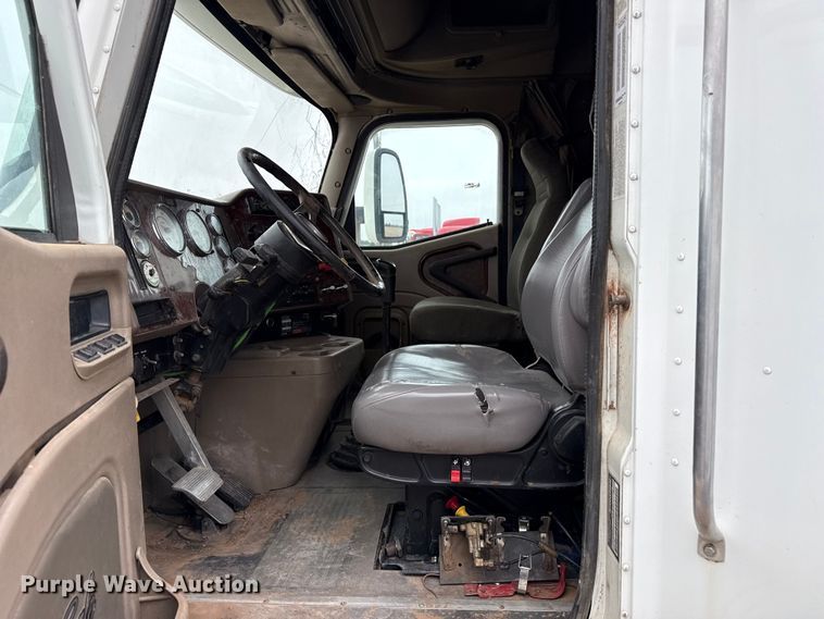 image for item FB6817 2005 International 9400i semi truck