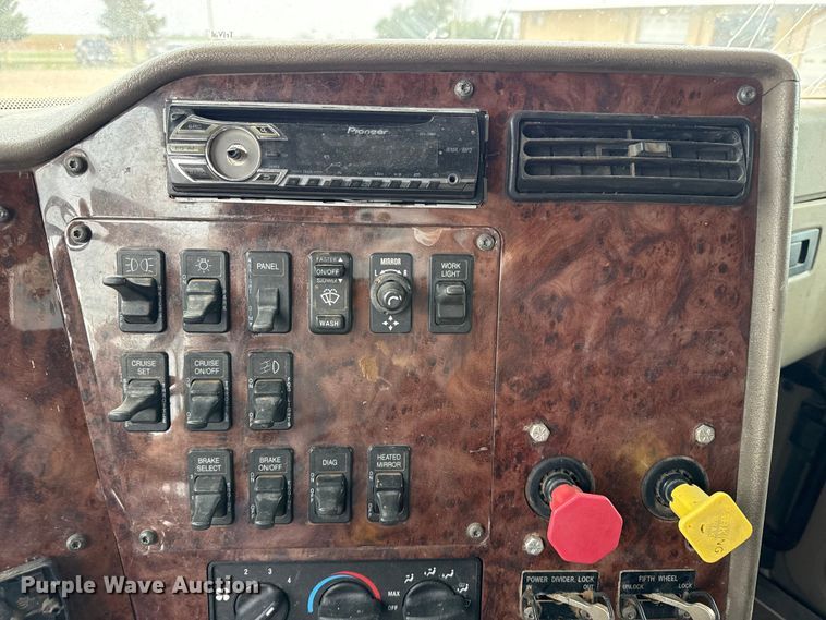 image for item FB6817 2005 International 9400i semi truck