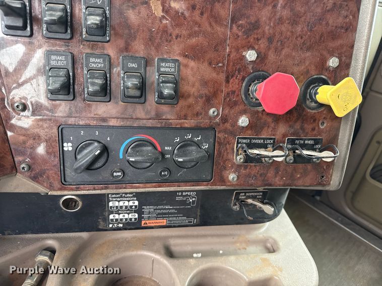 image for item FB6817 2005 International 9400i semi truck