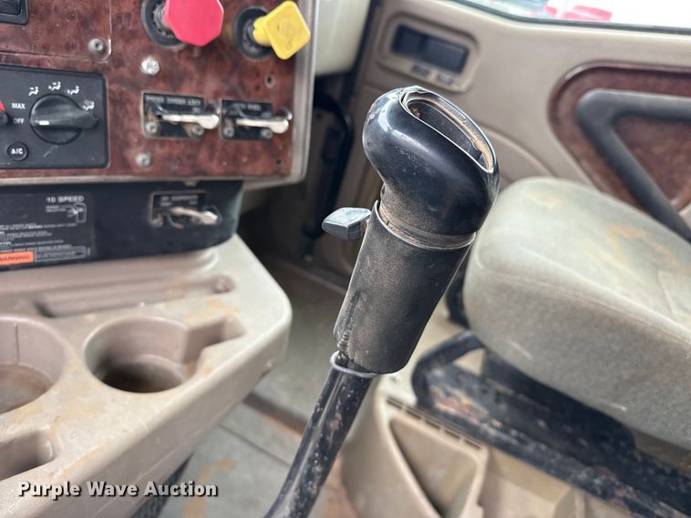 image for item FB6817 2005 International 9400i semi truck