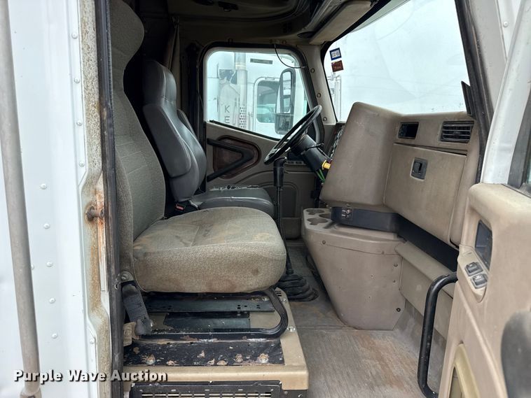 image for item FB6817 2005 International 9400i semi truck