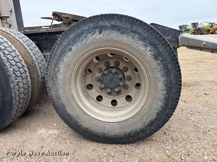 image for item FB6817 2005 International 9400i semi truck