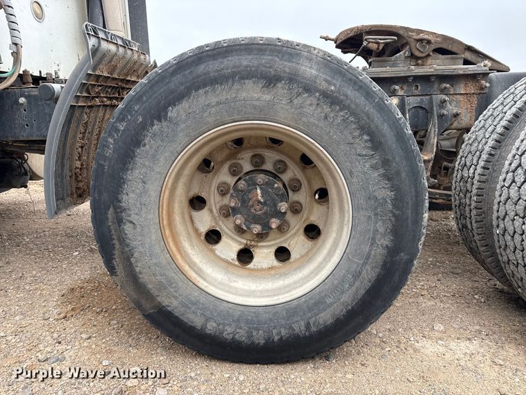 image for item FB6817 2005 International 9400i semi truck