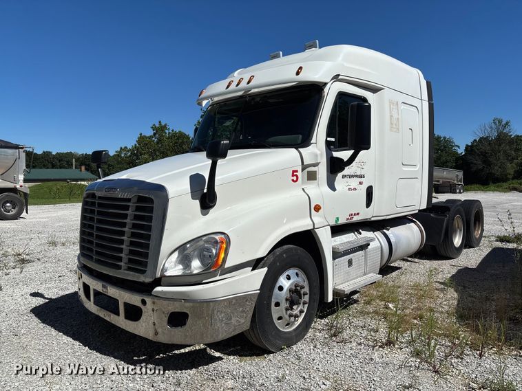 image for item FC1657 2018 Freightliner Cascadia 125 semi truck