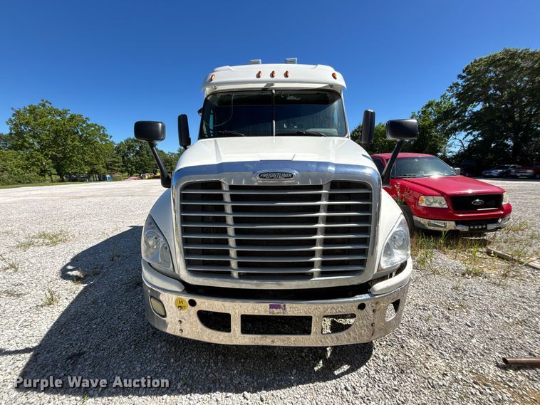 image for item FC1657 2018 Freightliner Cascadia 125 semi truck