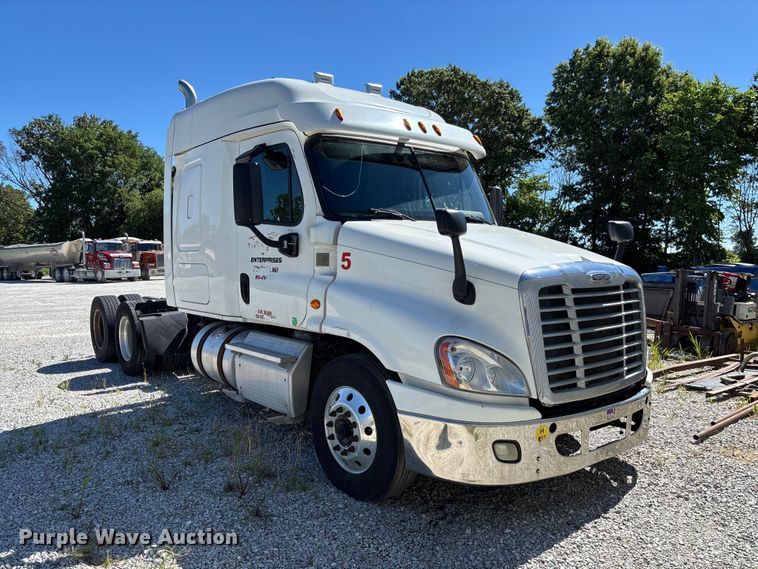 image for item FC1657 2018 Freightliner Cascadia 125 semi truck