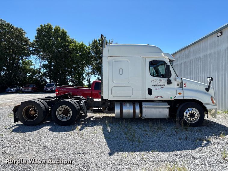 image for item FC1657 2018 Freightliner Cascadia 125 semi truck