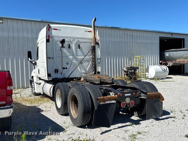 image for item FC1657 2018 Freightliner Cascadia 125 semi truck