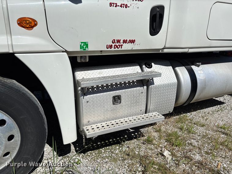 image for item FC1657 2018 Freightliner Cascadia 125 semi truck