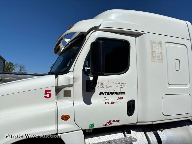 image for item FC1657 2018 Freightliner Cascadia 125 semi truck