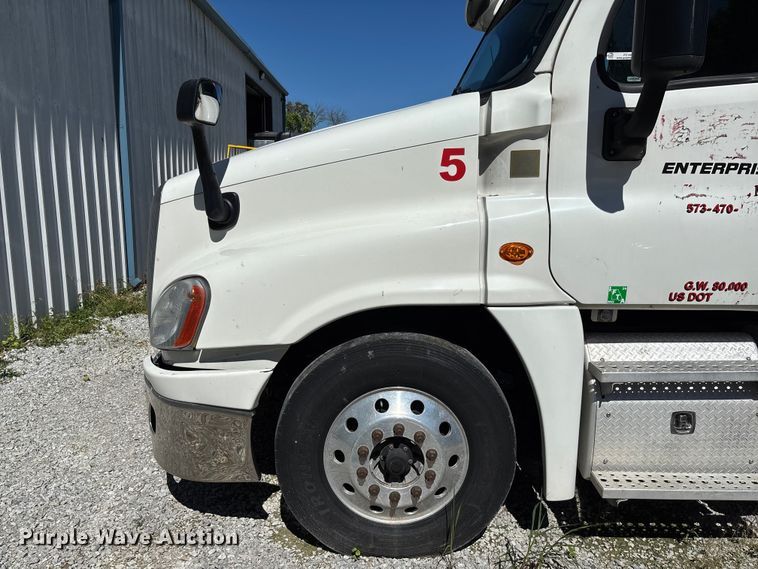 image for item FC1657 2018 Freightliner Cascadia 125 semi truck