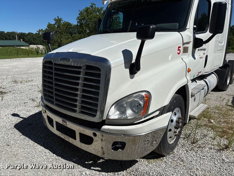 image for item FC1657 2018 Freightliner Cascadia 125 semi truck
