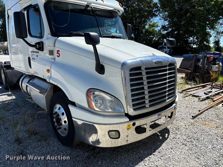 image for item FC1657 2018 Freightliner Cascadia 125 semi truck