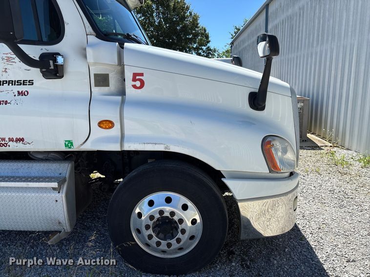 image for item FC1657 2018 Freightliner Cascadia 125 semi truck