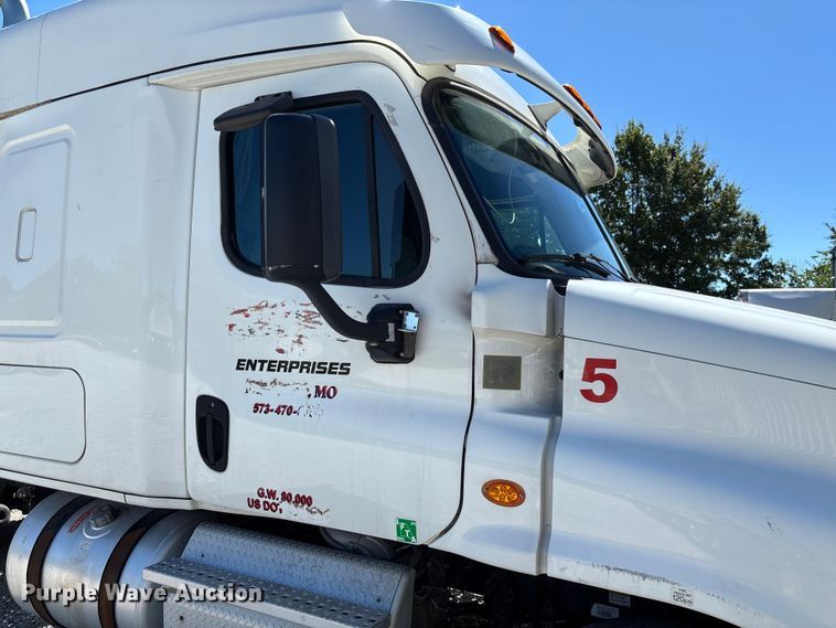 image for item FC1657 2018 Freightliner Cascadia 125 semi truck