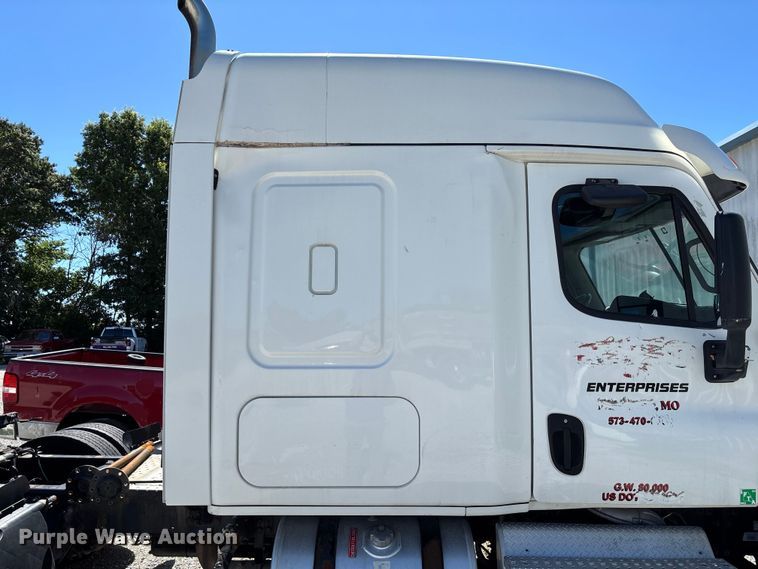 image for item FC1657 2018 Freightliner Cascadia 125 semi truck