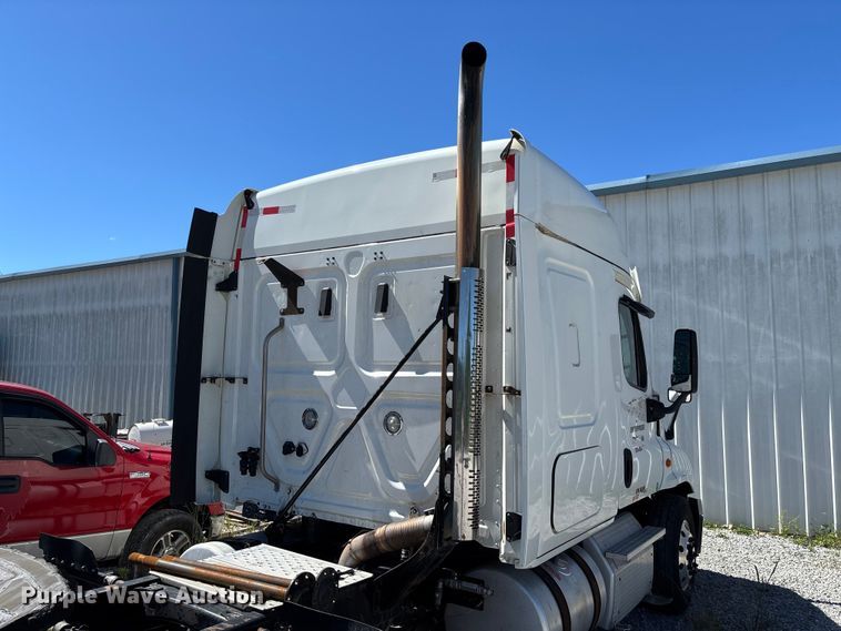 image for item FC1657 2018 Freightliner Cascadia 125 semi truck