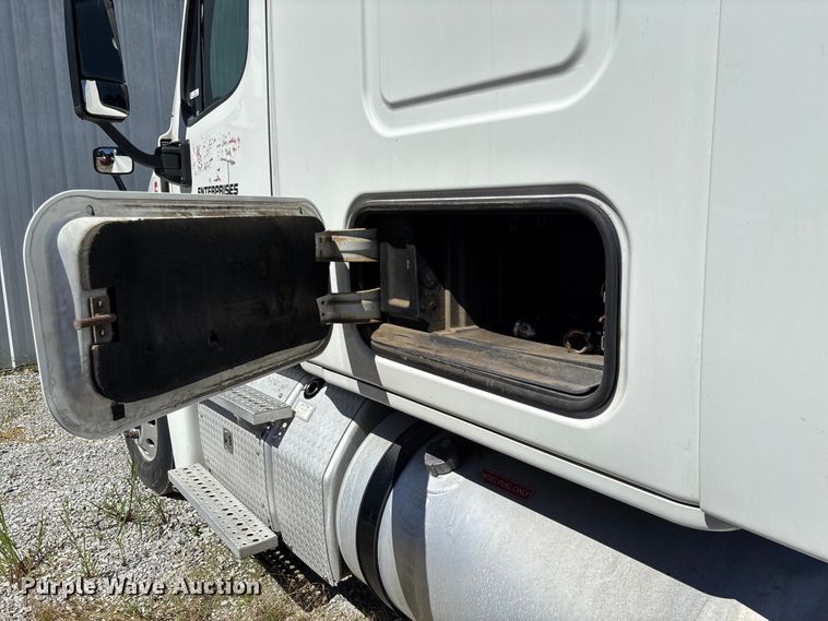 image for item FC1657 2018 Freightliner Cascadia 125 semi truck