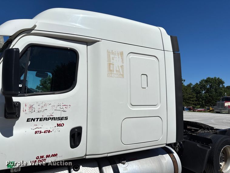 image for item FC1657 2018 Freightliner Cascadia 125 semi truck