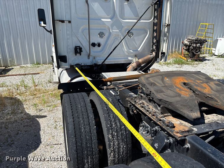 image for item FC1657 2018 Freightliner Cascadia 125 semi truck