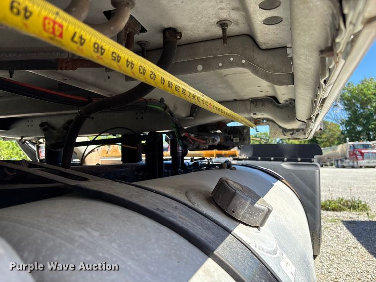 image for item FC1657 2018 Freightliner Cascadia 125 semi truck