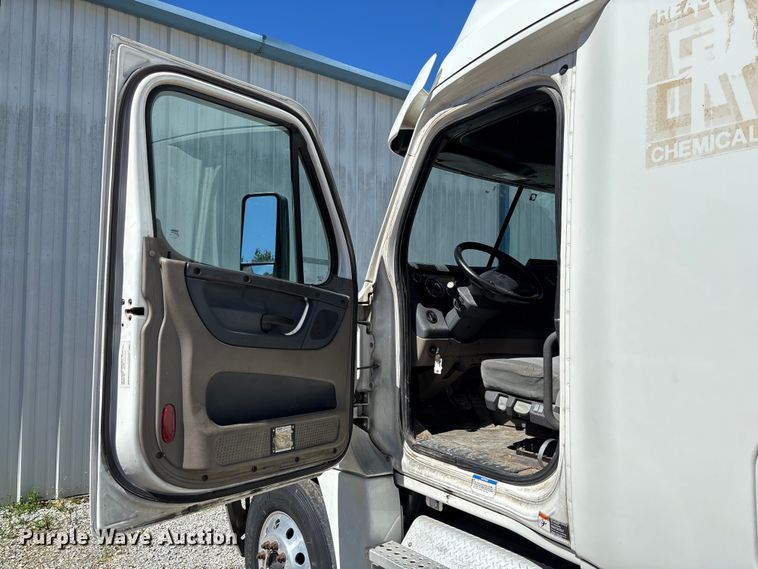 image for item FC1657 2018 Freightliner Cascadia 125 semi truck