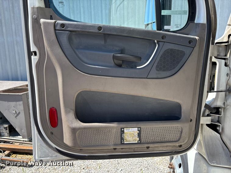 image for item FC1657 2018 Freightliner Cascadia 125 semi truck