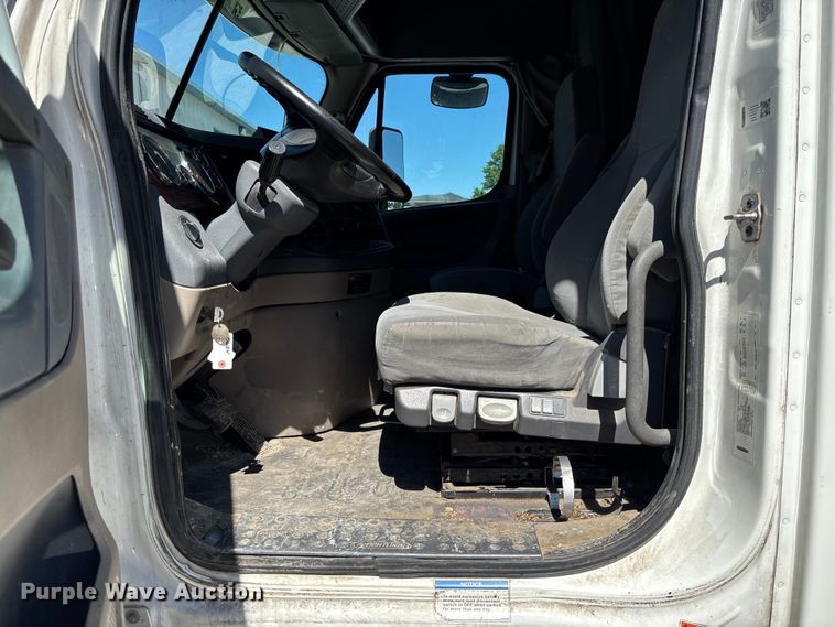 image for item FC1657 2018 Freightliner Cascadia 125 semi truck
