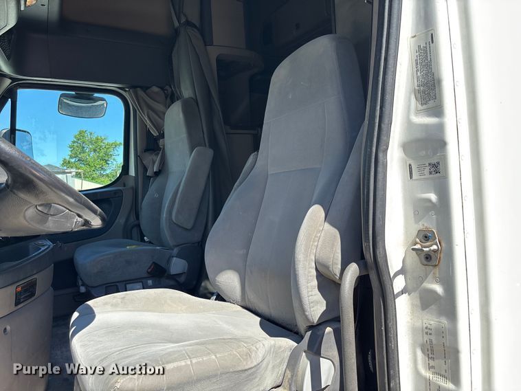 image for item FC1657 2018 Freightliner Cascadia 125 semi truck