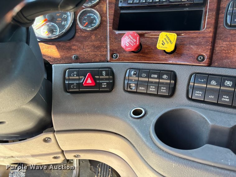 image for item FC1657 2018 Freightliner Cascadia 125 semi truck