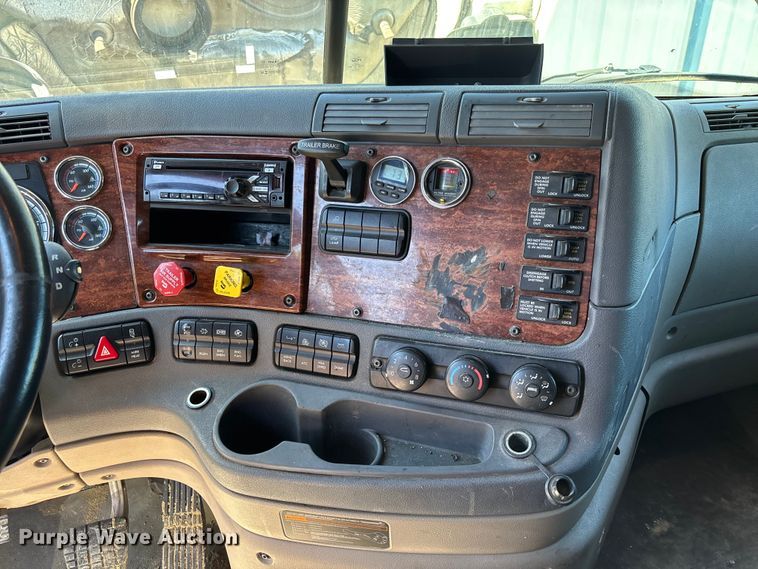 image for item FC1657 2018 Freightliner Cascadia 125 semi truck