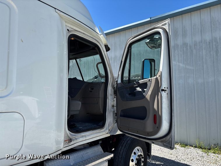 image for item FC1657 2018 Freightliner Cascadia 125 semi truck