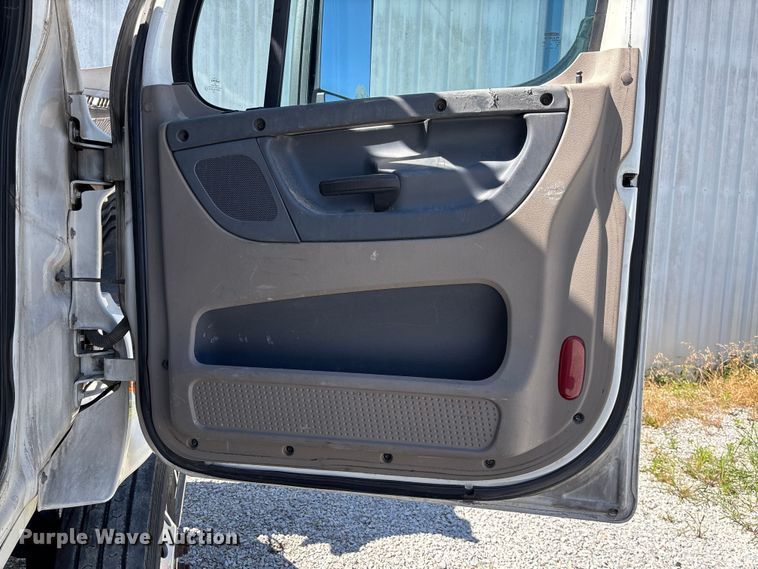image for item FC1657 2018 Freightliner Cascadia 125 semi truck
