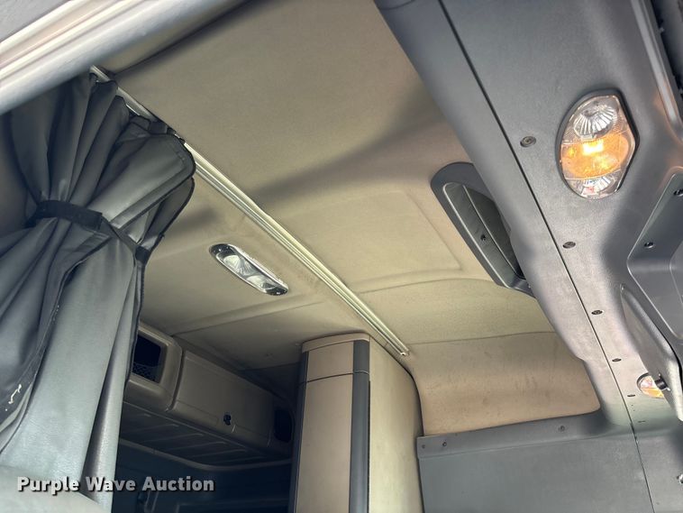 image for item FC1657 2018 Freightliner Cascadia 125 semi truck