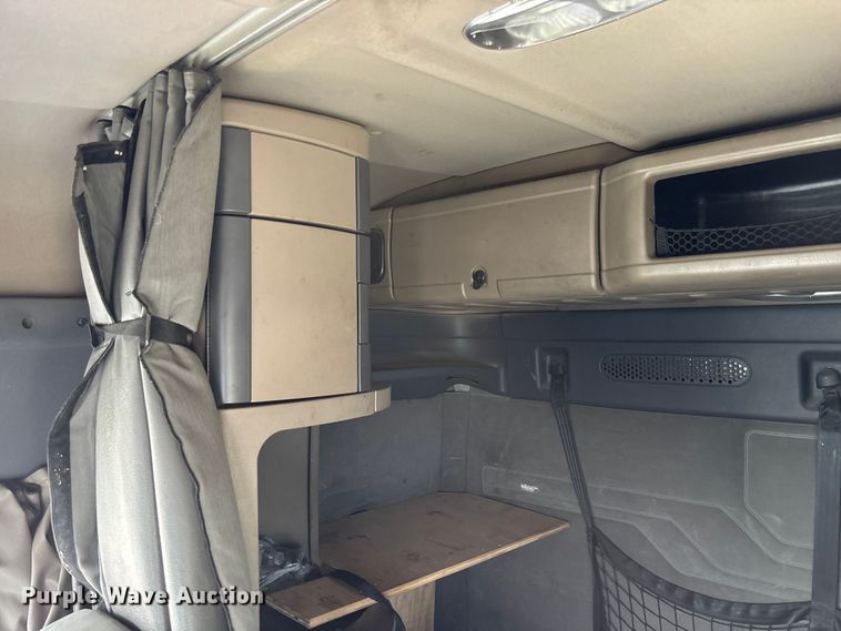 image for item FC1657 2018 Freightliner Cascadia 125 semi truck