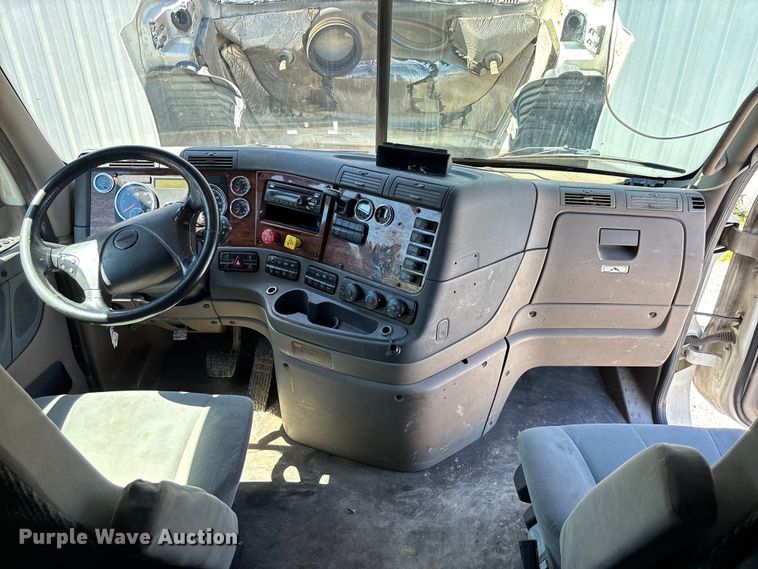 image for item FC1657 2018 Freightliner Cascadia 125 semi truck