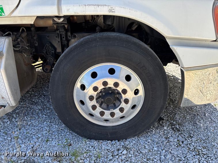 image for item FC1657 2018 Freightliner Cascadia 125 semi truck