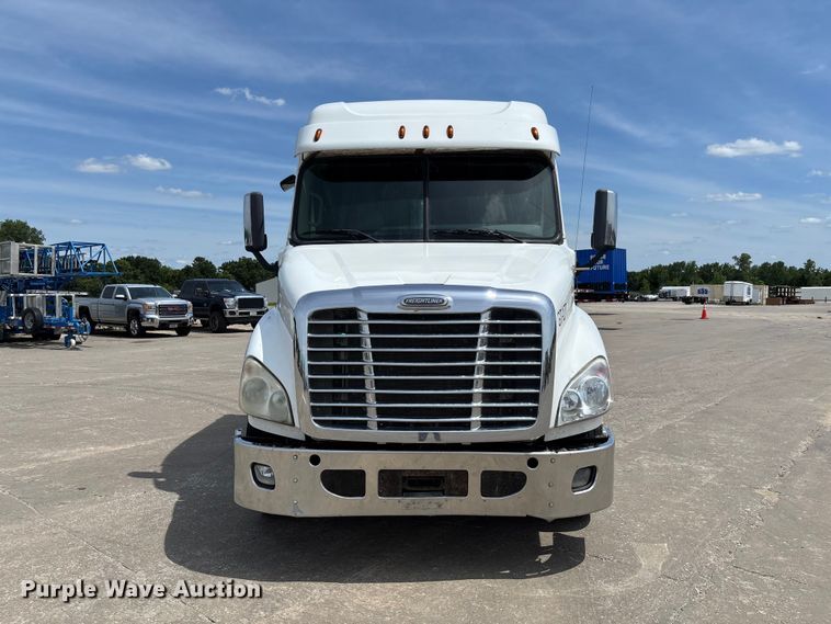 image for item FC1692 2016 Freightliner Cascadia 125 semi truck