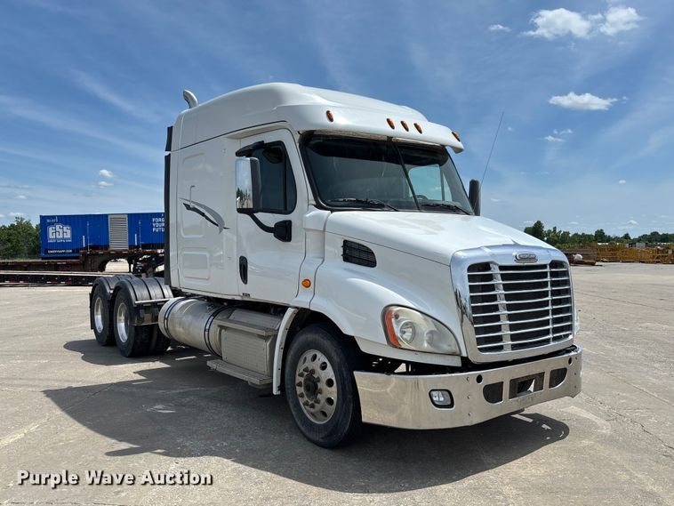 image for item FC1692 2016 Freightliner Cascadia 125 semi truck