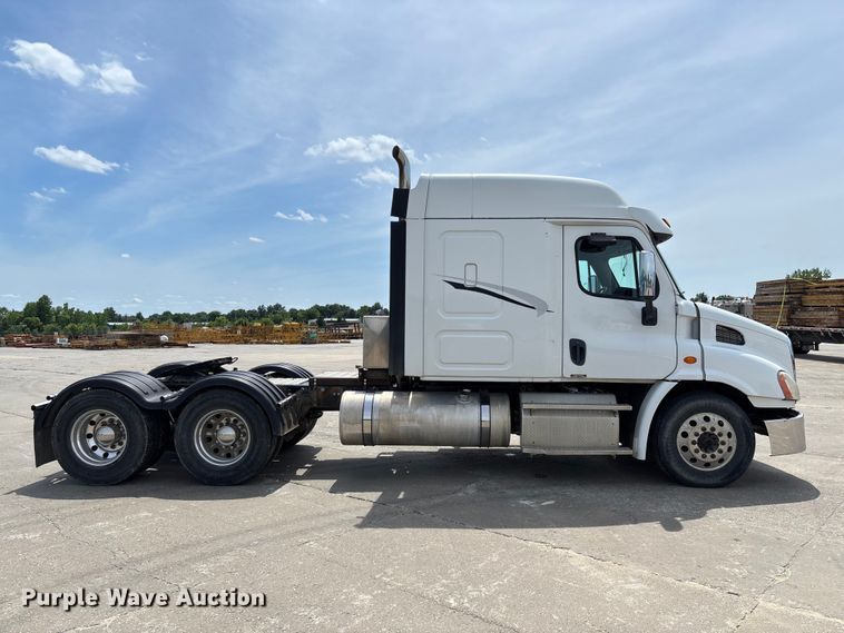 image for item FC1692 2016 Freightliner Cascadia 125 semi truck