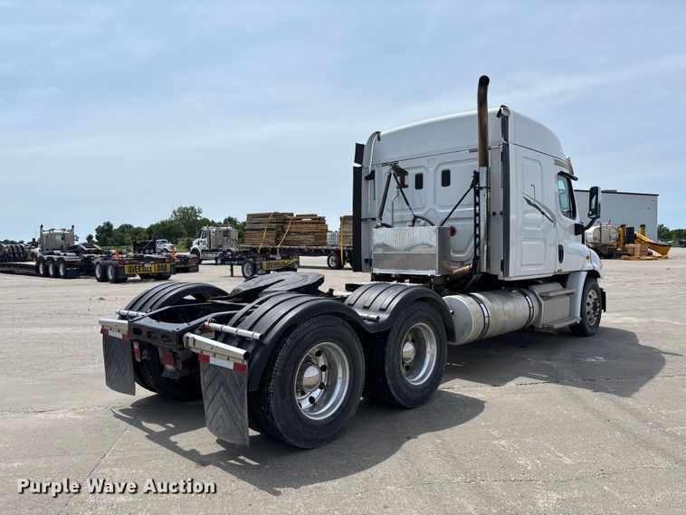 image for item FC1692 2016 Freightliner Cascadia 125 semi truck